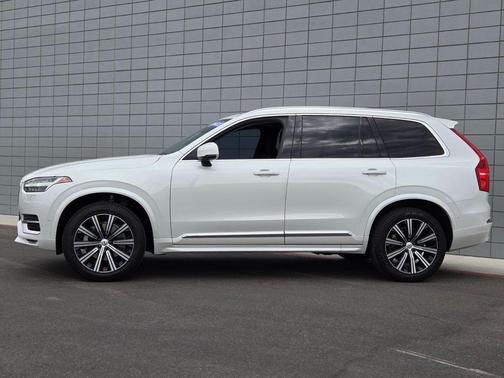 Crystal White Metallic 2023 Volvo XC90 B6 Plus 7-Seater