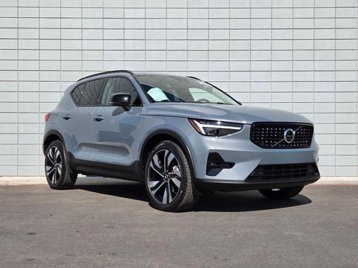 2023 Volvo XC40 B5 Ultimate Dark Theme