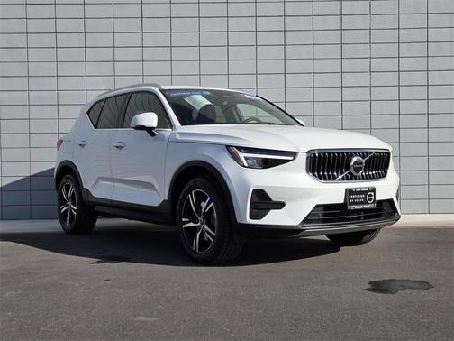 2025 Volvo XC40 B5 Core Bright Theme