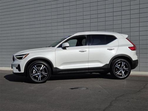 2025 Volvo XC40 B5 Core Bright Theme