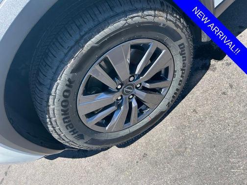 White 2023 Nissan Pathfinder SV