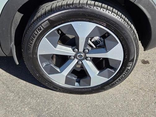 Metallic 2024 Volvo XC40 B5 Plus Bright Theme