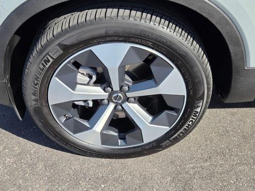 Metallic 2024 Volvo XC40 B5 Plus Bright Theme