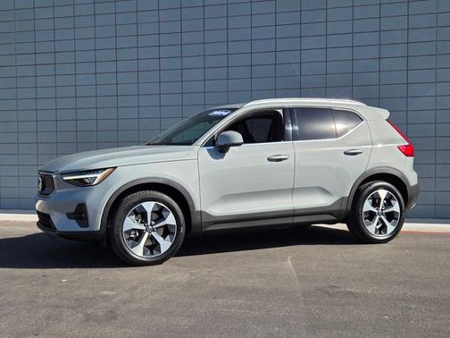 Metallic 2024 Volvo XC40 B5 Plus Bright Theme