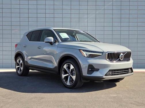 Metallic 2024 Volvo XC40 B5 Plus Bright Theme