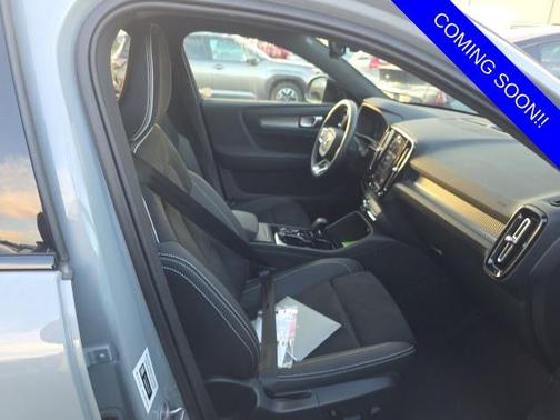 2025 Volvo XC40 B5 Plus Dark Theme