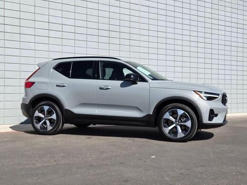 2025 Volvo XC40 B5 Plus Dark Theme