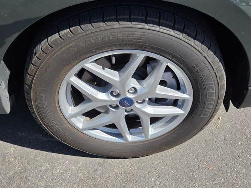 Green Metallic 2022 Ford Edge SEL