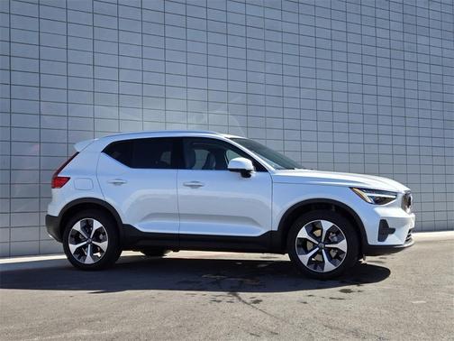 2025 Volvo XC40 B5 Core Bright Theme