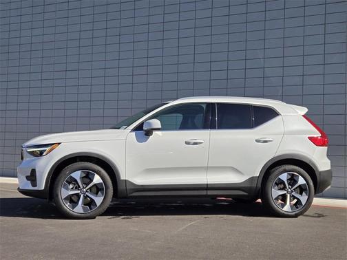 2025 Volvo XC40 B5 Core Bright Theme
