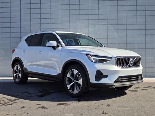 2025 Volvo XC40 B5 Core Bright Theme