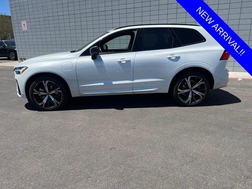 Crystal White 2024 Volvo XC60 Recharge Plug-In Hybrid T8 Ultimate Dark Theme