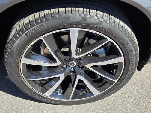 2023 Volvo XC90 B5 Plus