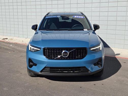 2025 Volvo XC40 B5 Plus Dark Theme
