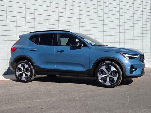2025 Volvo XC40 B5 Plus Dark Theme