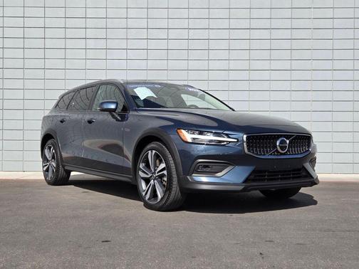 2023 Volvo V60 Cross Country B5 Plus