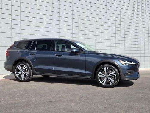 2023 Volvo V60 Cross Country B5 Plus