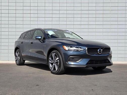 2023 Volvo V60 Cross Country B5 Plus