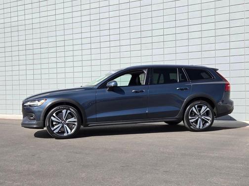 2023 Volvo V60 Cross Country B5 Plus