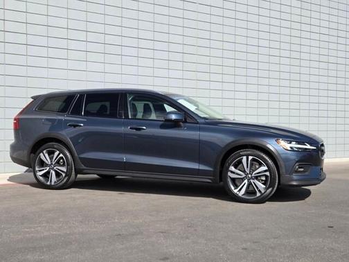 2023 Volvo V60 Cross Country B5 Plus