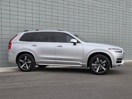 2018 Volvo XC90 T6 Momentum
