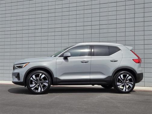 2025 Volvo XC40 B5 Ultra Bright Theme