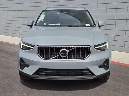 2025 Volvo XC40 B5 Ultra Bright Theme