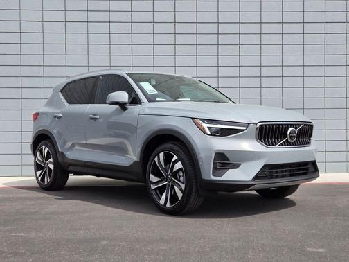 2025 Volvo XC40 B5 Ultra Bright Theme