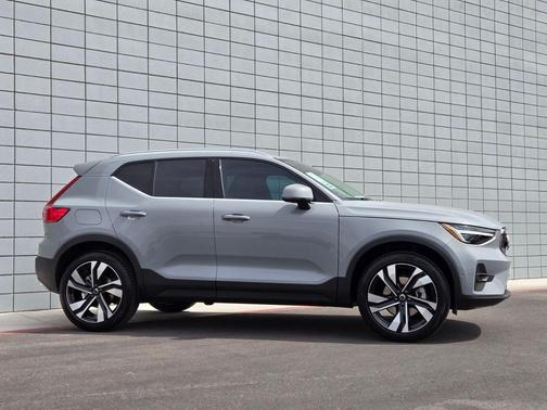 2025 Volvo XC40 B5 Ultra Bright Theme