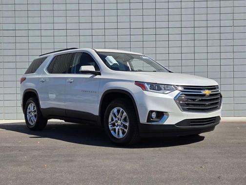 Iridescent Pearl Tricoat 2021 Chevrolet Traverse LT Cloth