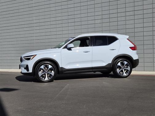 2025 Volvo XC40 B5 Plus Bright Theme