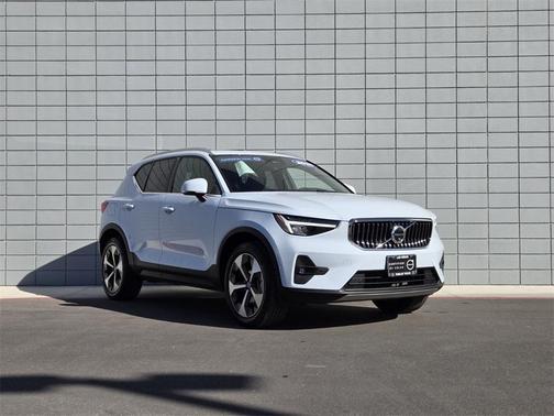 2025 Volvo XC40 B5 Plus Bright Theme
