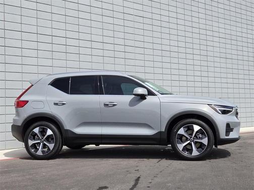 2025 Volvo XC40 B5 Core Bright Theme