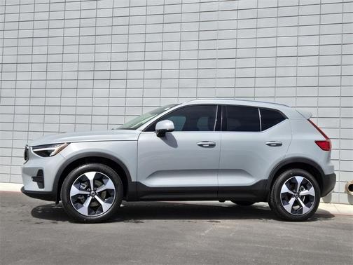 2025 Volvo XC40 B5 Core Bright Theme
