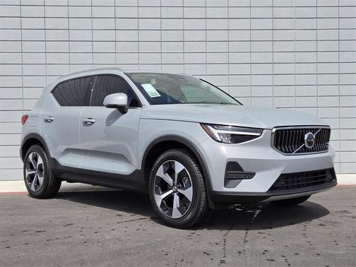 2025 Volvo XC40 B5 Core Bright Theme