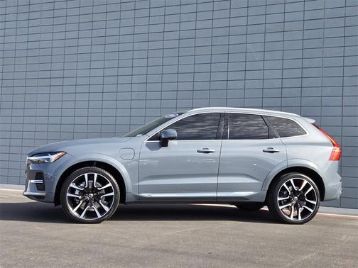 2023 Volvo XC60 Recharge Plug-In Hybrid T8 Ultimate Bright Theme