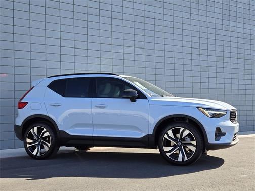 2025 Volvo XC40 B5 Ultra Dark Theme