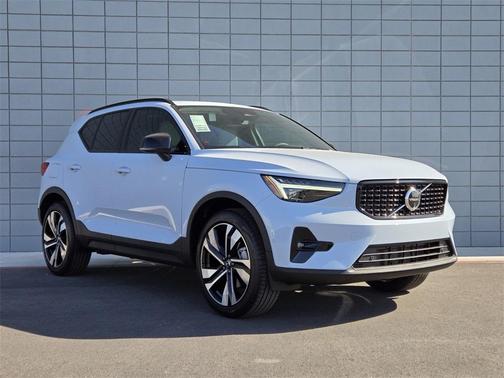 2025 Volvo XC40 B5 Ultra Dark Theme