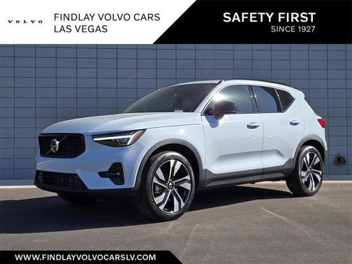 2025 Volvo XC40 B5 Ultra Dark Theme