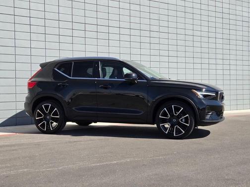 2023 Volvo XC40 B5 Plus Bright Theme