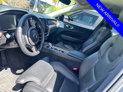 Gray Metallic 2024 Volvo XC60 Recharge Plug-In Hybrid T8 Ultimate Dark Theme