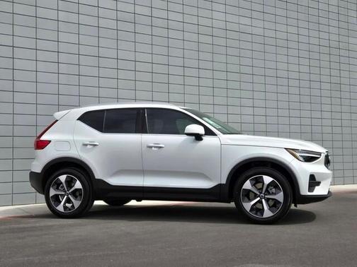 2025 Volvo XC40 B5 Core Bright Theme