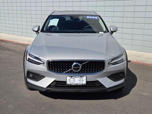 2025 Volvo V60 Cross Country B5 Plus