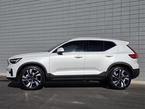 2025 Volvo XC40 B5 Ultra Bright Theme