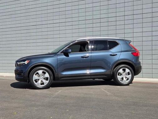 Denim Blue Metallic 2021 Volvo XC40 T5 Momentum