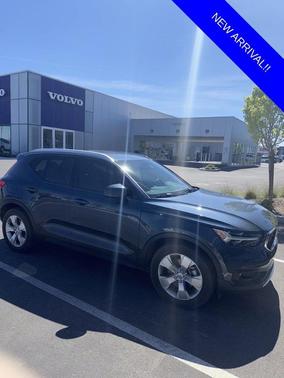 2021 Volvo XC40 T5 Momentum