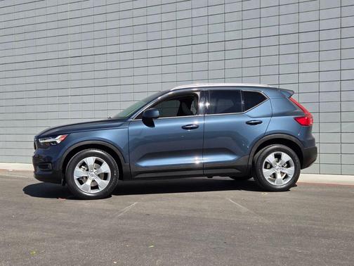 Denim Blue Metallic 2021 Volvo XC40 T5 Momentum