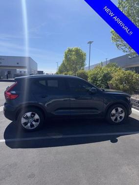 2021 Volvo XC40 T5 Momentum