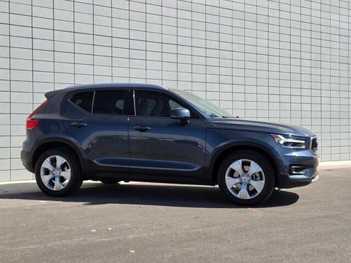 Denim Blue Metallic 2021 Volvo XC40 T5 Momentum