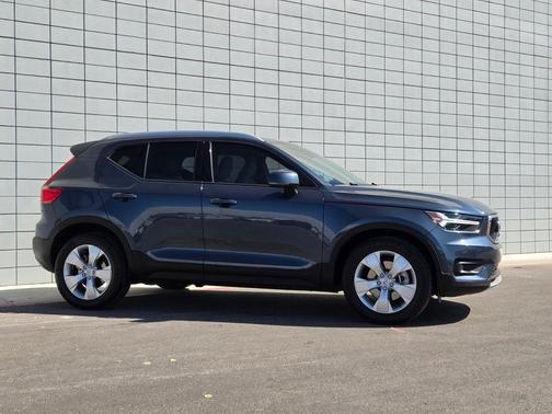 Denim Blue Metallic 2021 Volvo XC40 T5 Momentum